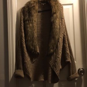 Beautiful sweater with faux fur collar